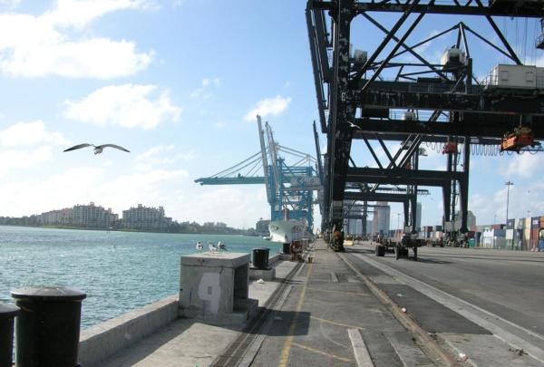 Photo of 迈阿密港. Cargo side of the port. Container loaders.